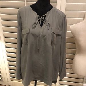 Chico’s casual pullover with zipper. Adjustable sleeves. Silky feel. 2 pockets